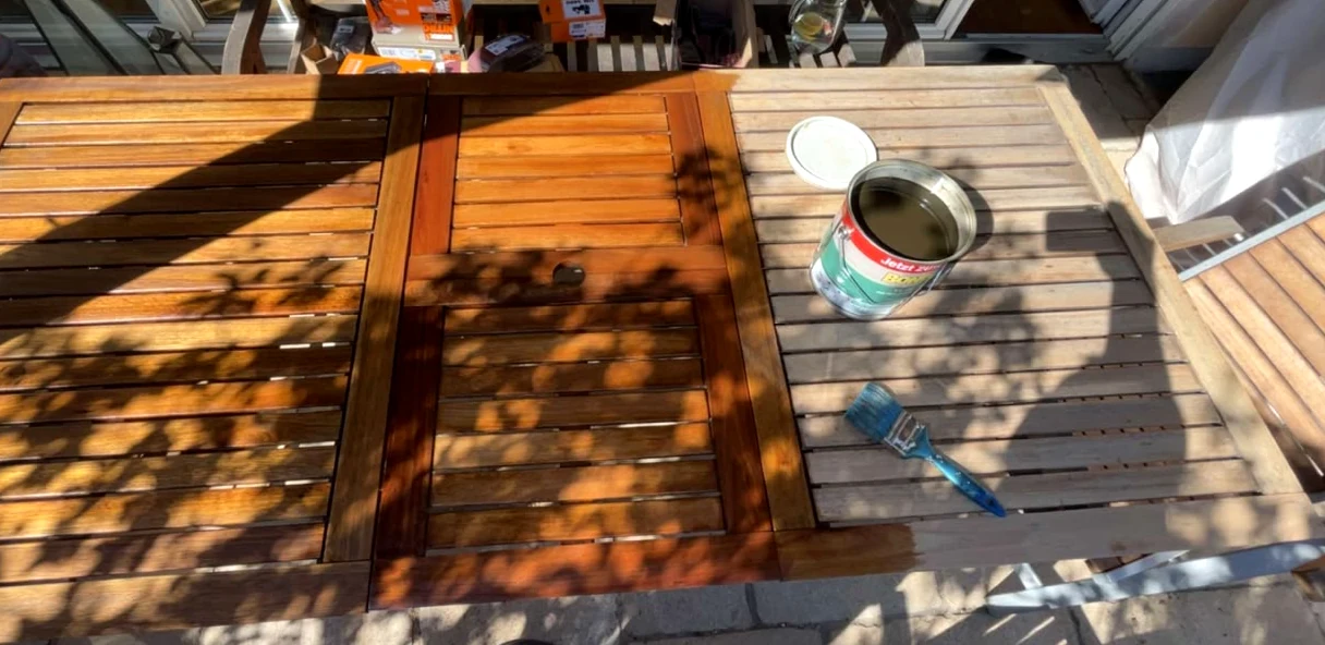 Echte Referenz: Gartentisch während der Holzaufbereitung, ein Teil bereits frisch bearbeitet