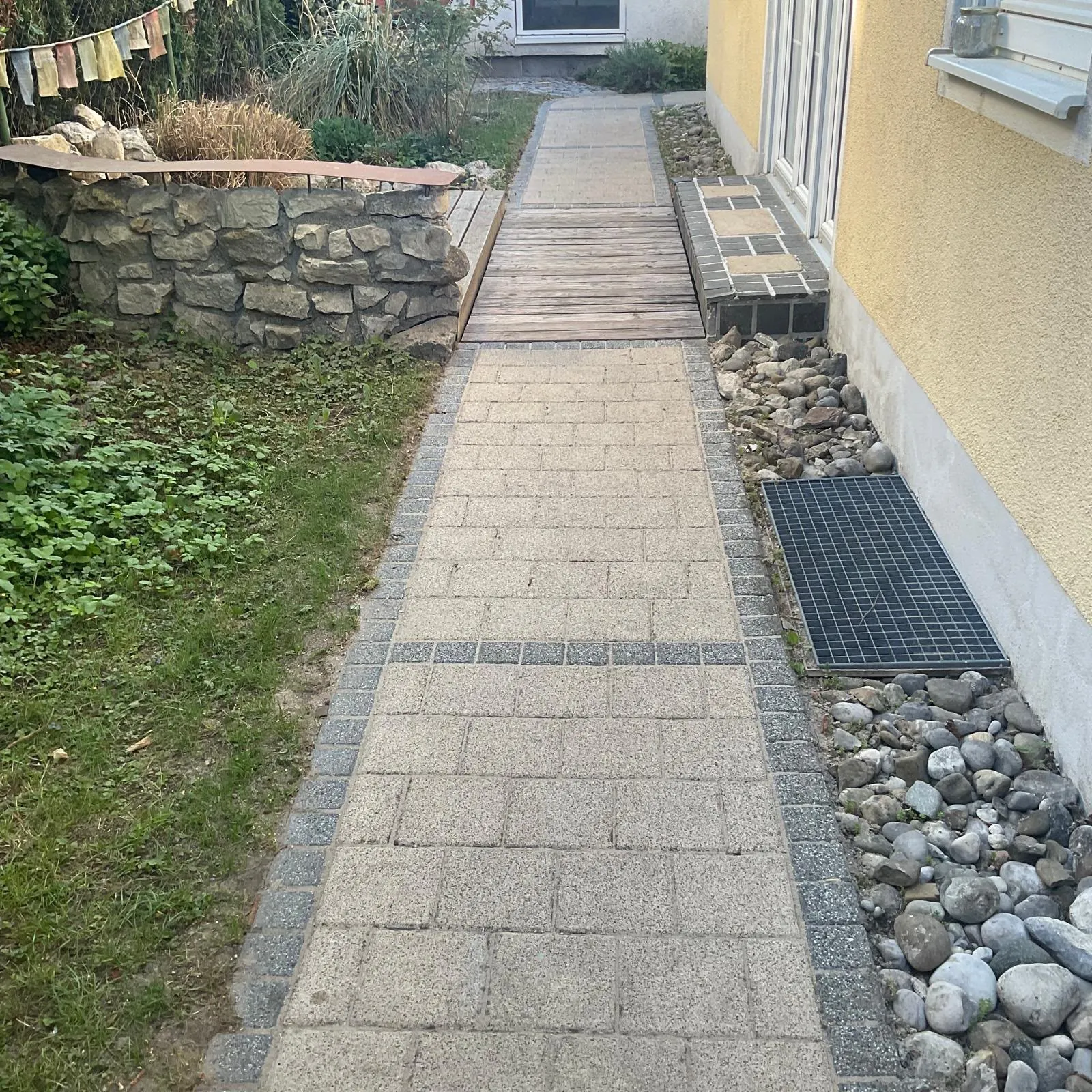 Gepflasterter Gartenweg nach Reinigung und Fugenpflege durch MS AußenService