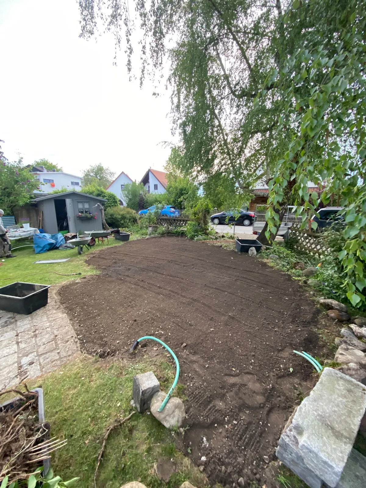 Vorbereitete Gartenfläche nach Teichrückbau